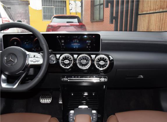 奔驰CLA 2020款 CLA 260 4MATIC 中控类   中控台