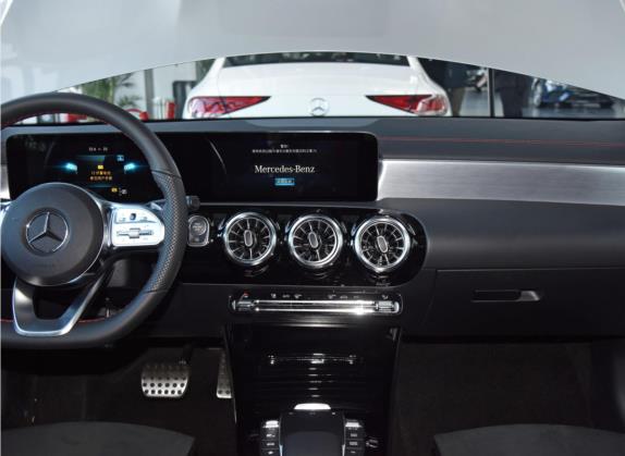 奔驰CLA 2022款 CLA 200 4MATIC 中控类   中控台