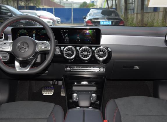 奔驰CLA 2022款 改款 CLA 200 4MATIC 中控类   中控台