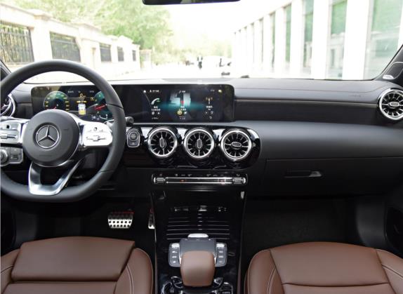 奔驰CLA 2022款 改款 CLA 260 4MATIC 猎跑车 中控类   中控台