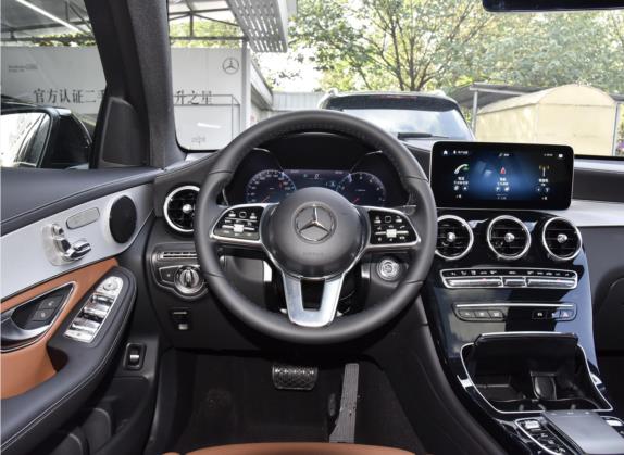 奔驰GLC轿跑 2023款 GLC 260 4MATIC 轿跑SUV 中控类   驾驶位
