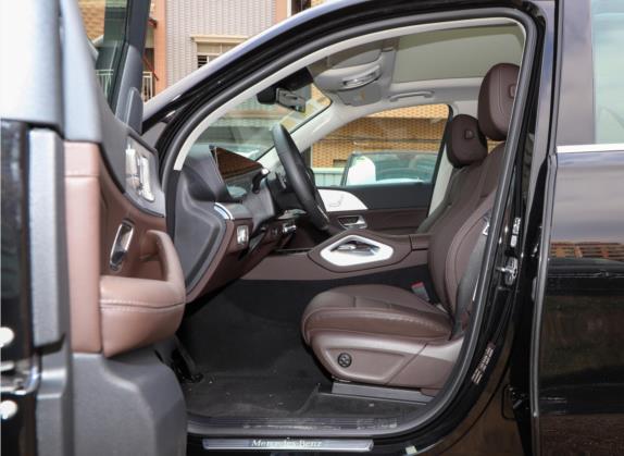奔驰GLE 2022款 GLE 450 4MATIC 动感型 车厢座椅   前排空间