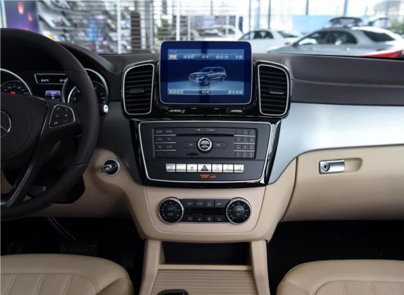 奔驰GLS 2016款 GLS 400 4MATIC动感型 中控类   中控台