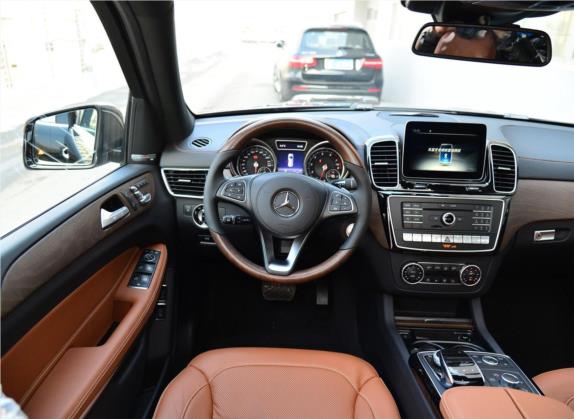 奔驰GLS 2017款 GLS 500 4MATIC 中控类   驾驶位