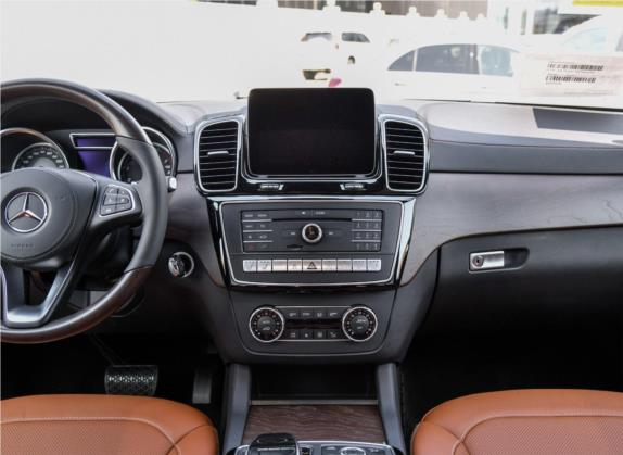 奔驰GLS 2018款 改款 GLS 400 4MATIC豪华型 中控类   中控台