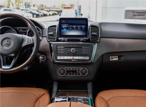 奔驰GLS 2018款 改款 GLS 500 4MATIC 中控类   中控台