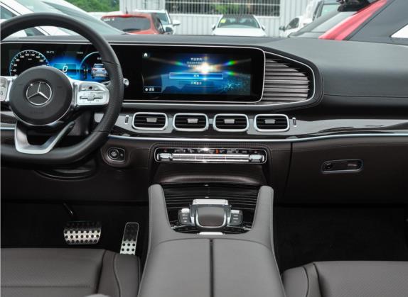 奔驰GLS 2022款 改款二 GLS 450 4MATIC 时尚型 中控类   中控台