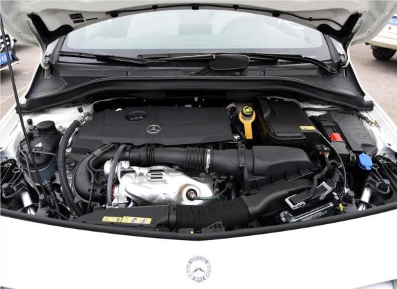 奔驰B级 2015款 B 200 动感型 其他细节类   发动机舱