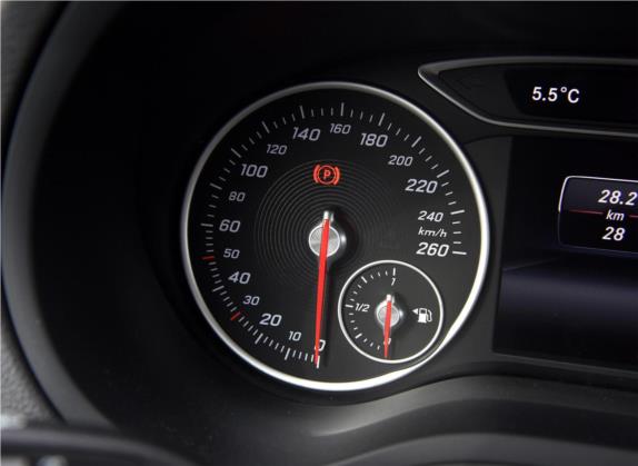 奔驰B级 2015款 B 200 动感型 中控类   仪表盘