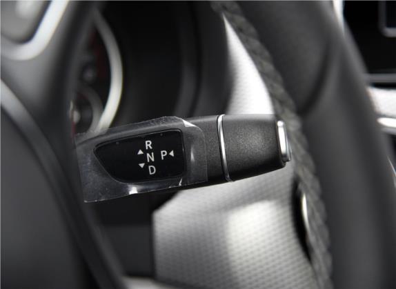 奔驰B级 2015款 B 200 动感型 中控类   挡把