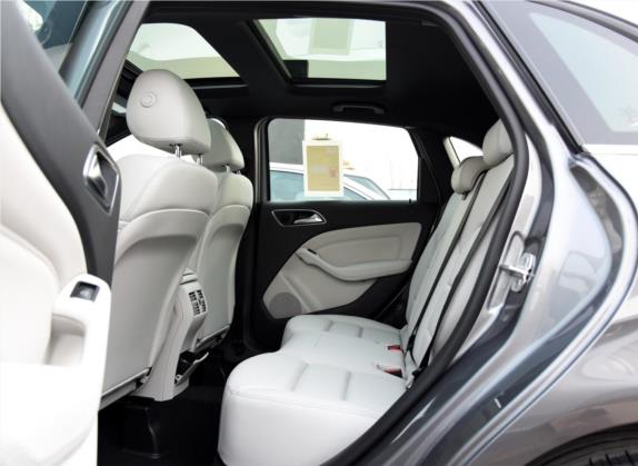 奔驰B级 2015款 B 200 时尚型 车厢座椅   后排空间