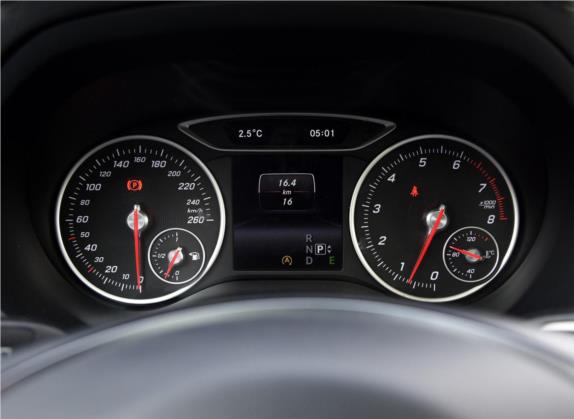 奔驰B级 2015款 B 200 时尚型 中控类   仪表盘