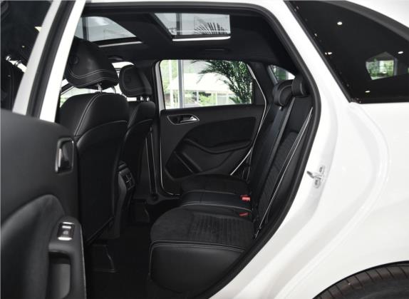 奔驰B级 2017款 B 200 极地限量版 车厢座椅   后排空间