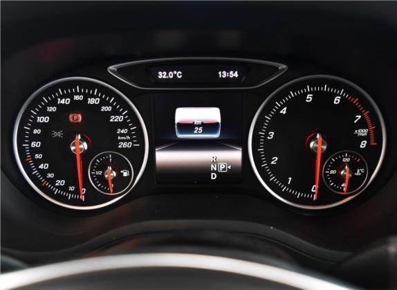 奔驰B级 2017款 B 200 极地限量版 中控类   仪表盘