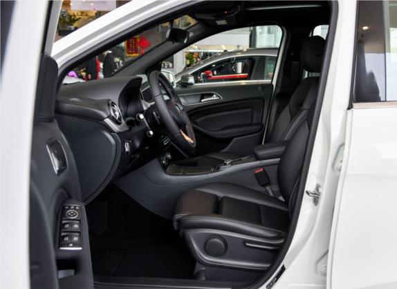 奔驰B级 2018款 B 200 动感型 车厢座椅   前排空间