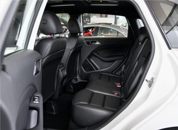 奔驰B级 2018款 B 200 动感型 车厢座椅   后排空间