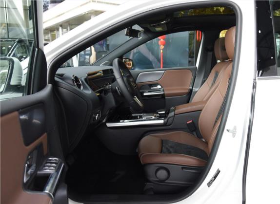 奔驰B级 2020款 B 200 动感型 车厢座椅   前排空间