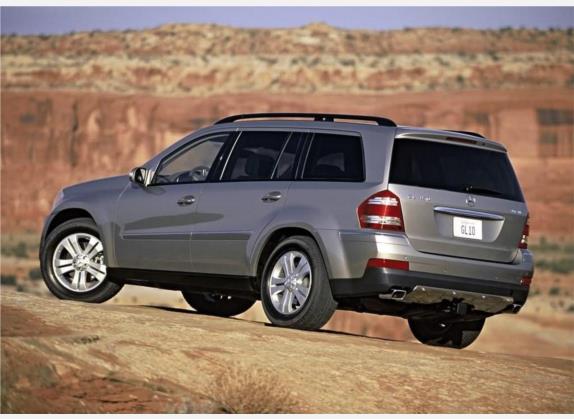 奔驰GL级 2006款 GL 450 4MATIC 外观   斜后