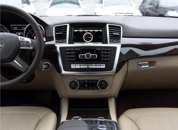 奔驰GL级 2015款 GL 350 CDI 4MATIC 中控类   中控台
