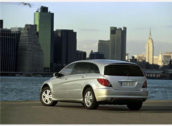 奔驰R级 2006款 R 500 4MATIC 外观   斜后