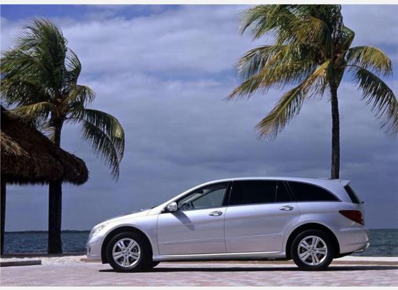 奔驰R级 2006款 R 500 4MATIC 外观   正侧