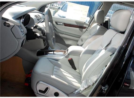 奔驰R级 2007款 R 500 L 4MATIC 车厢座椅   前排空间