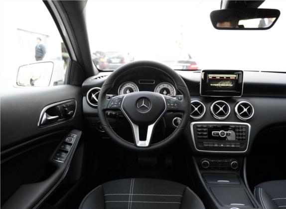 奔驰A级(进口) 2015款 A 200 时尚型 中控类   驾驶位