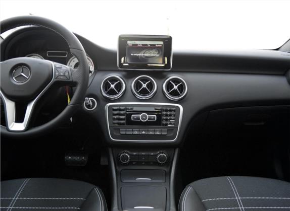 奔驰A级(进口) 2015款 A 200 时尚型 中控类   中控台