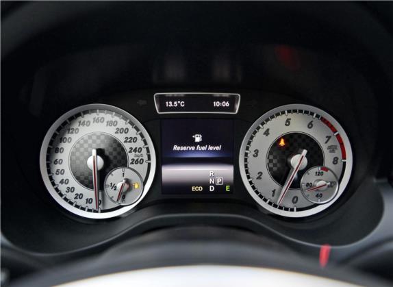 奔驰A级(进口) 2015款 A 200 时尚型 中控类   仪表盘