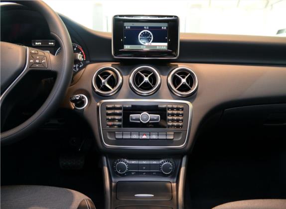奔驰A级(进口) 2015款 A 180 标准型 中控类   中控台