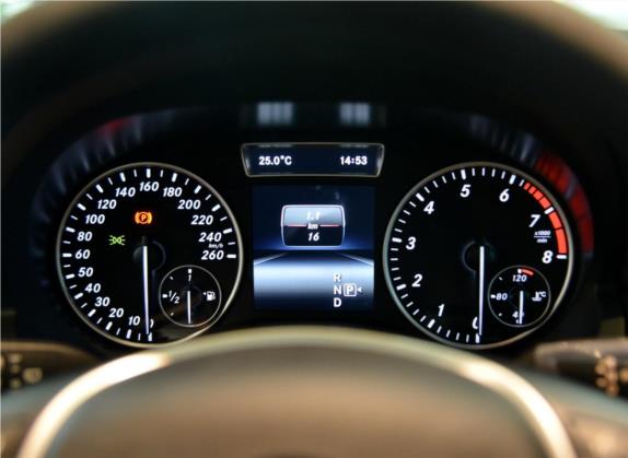 奔驰A级(进口) 2015款 A 180 标准型 中控类   仪表盘