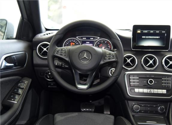 奔驰A级(进口) 2016款 A 200 动感型 中控类   驾驶位