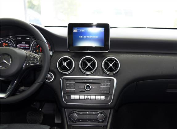 奔驰A级(进口) 2016款 A 200 动感型 中控类   中控台