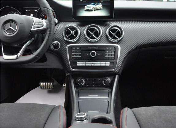 奔驰A级(进口) 2017款 A 200 运动型 中控类   中控台