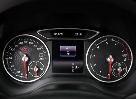 奔驰A级(进口) 2017款 改款 A 180 中控类   仪表盘