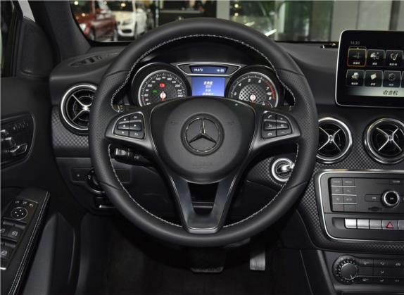 奔驰A级(进口) 2018款 A 200 时尚型 中控类   驾驶位