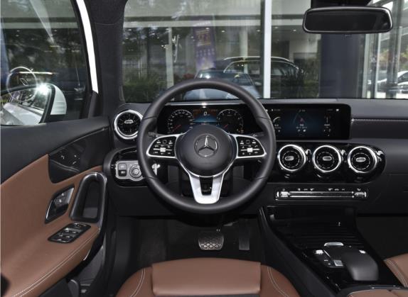 奔驰A级(进口) 2022款 改款二 A 200 动感型 中控类   驾驶位