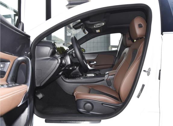 奔驰A级(进口) 2022款 改款二 A 200 动感型 车厢座椅   前排空间