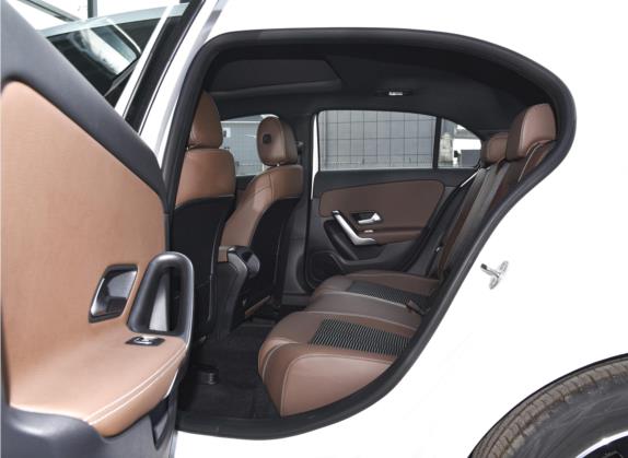 奔驰A级(进口) 2022款 改款二 A 200 动感型 车厢座椅   后排空间