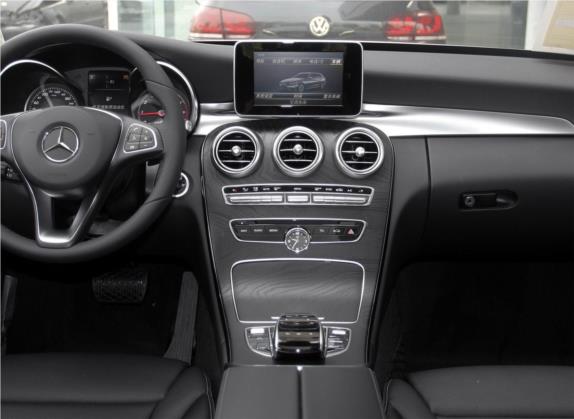 奔驰C级(进口) 2017款 改款 C 200 旅行轿车 中控类   中控台