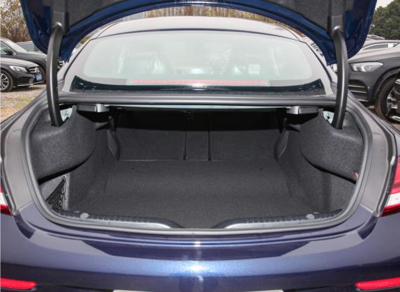 奔驰C级(进口) 2022款 改款 C 200 轿跑车 车厢座椅   后备厢