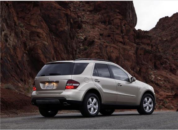 奔驰M级 2005款 ML 500 外观   斜后