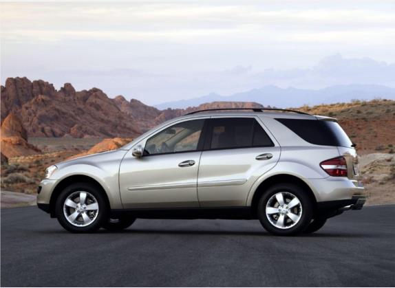 奔驰M级 2005款 ML 500 外观   正侧