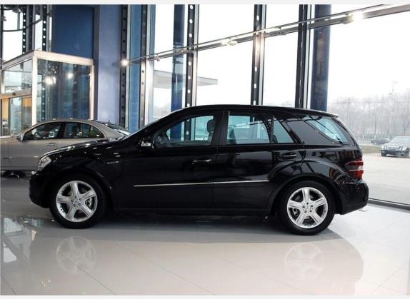 奔驰M级 2006款 ML 350 运动型 外观   正侧