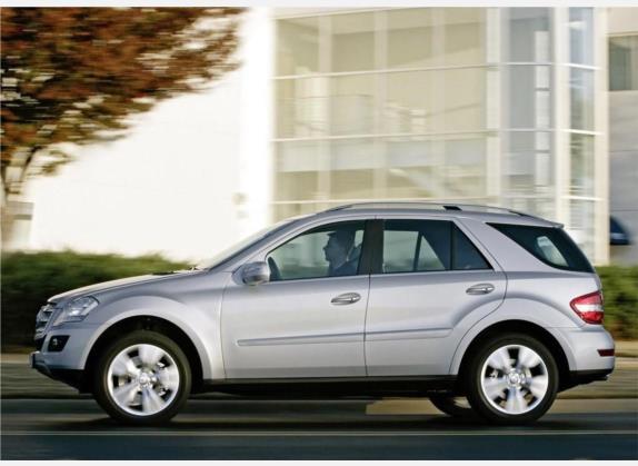 奔驰M级 2008款 ML 500 4MATIC 外观   正侧