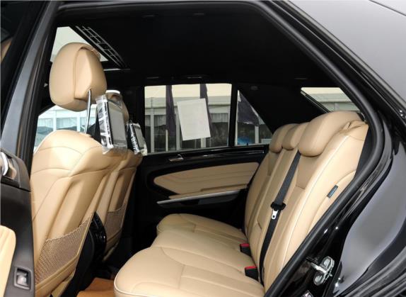 奔驰M级 2010款 ML 500 4MATIC特别版 车厢座椅   后排空间