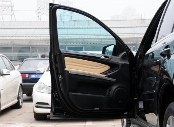 奔驰M级 2010款 ML 500 4MATIC特别版 车厢座椅   前门板