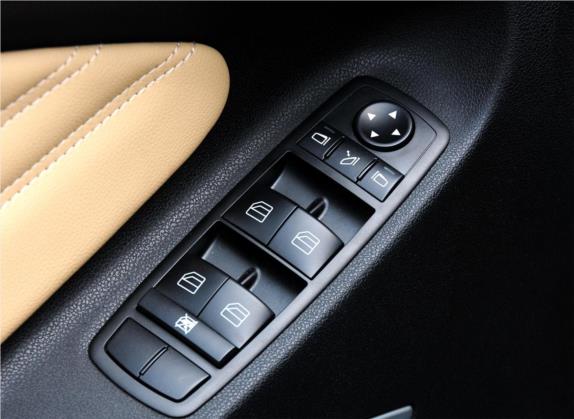 奔驰M级 2010款 ML 500 4MATIC特别版 车厢座椅   门窗控制