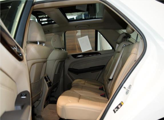 奔驰M级 2012款 ML 350 动感型 车厢座椅   后排空间