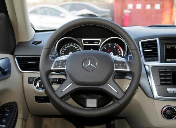 奔驰M级 2014款 ML 320 4MATIC 中控类   驾驶位